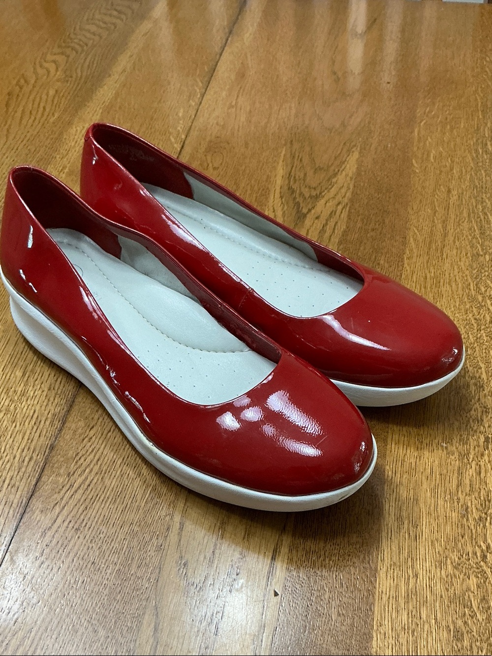 Woman’s Easy Spirit shiny patent leather red slip on. Size 8. White bottom. Cute